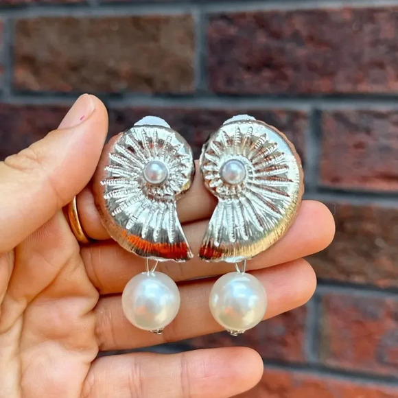 Seashell Pearl Snail Earrings - Picture 6 of 11